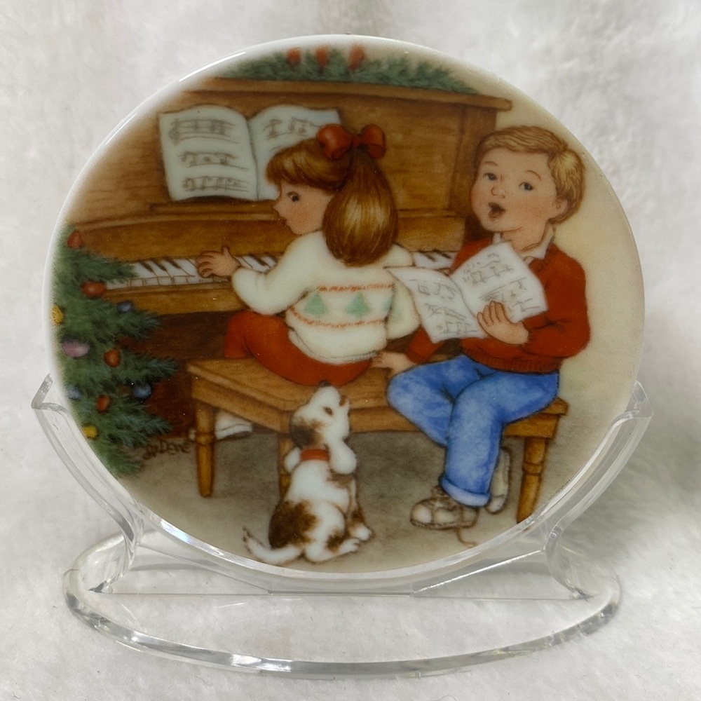 Hallmark Keepsake Vintage 1992 Sweet Holiday Harmony Collector’s Plate Ornament